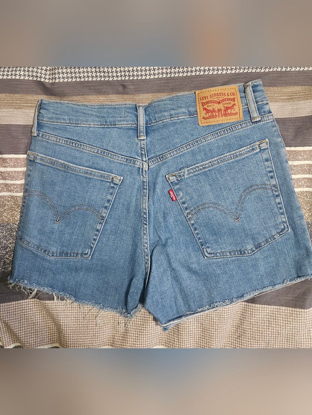 Levis  High Rise Short - Picture 2 of 4